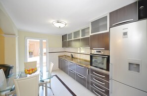 Free cots/infant beds, free WiFi, bed sheets - Sunshine Apartments (Kotor)