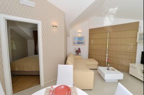 Apartamento clássico | Área de estar | TV LCD