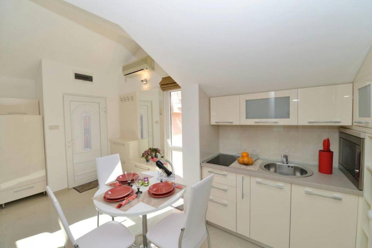 Classic Apartment | In-room dining
