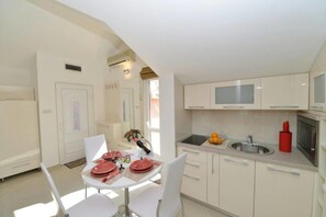 Classic Apartment | In-room dining - Sunshine Apartments (Kotor)