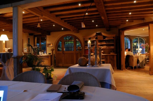 Se sirven almuerzos, cenas y cocina local 