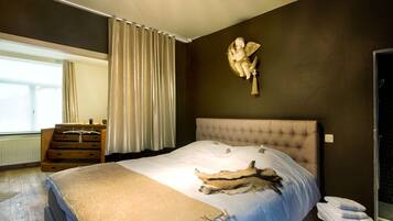 Suite | Badezimmer | Duschwanne, kostenlose Toilettenartikel, HandtĂŒcher