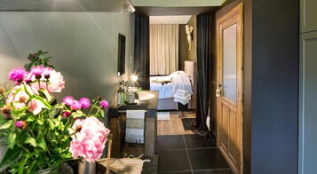 Decoración individual, mobiliario individual, wifi gratis y ropa de cama