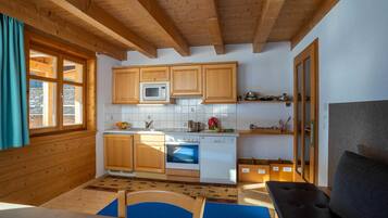 Kühlschrank, Mikrowelle, Ofen, Geschirrspüler