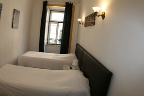 Habitación con 2 camas individuales, baño privado | Caja de seguridad en la habitación, wifi gratis y ropa de cama