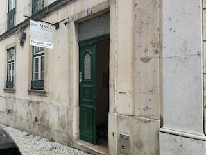 Vista frontal de la propiedad