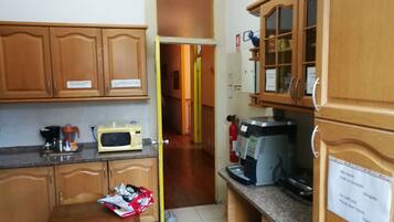 ثلاجة/مجمد بحجم كبير، ميكروويف، فرن، موقد طهي مسطح