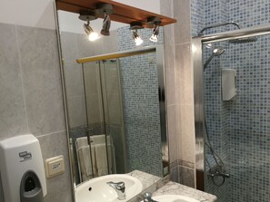 Een douche, gratis toiletartikelen, een haardroger, handdoeken