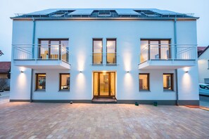 Voorkant accommodatie - avond/nacht