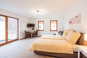 Desk, free WiFi, bed sheets - Elmis Boardinghouse (Heddesheim)