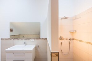 Separate tub and shower, towels - Elmis Boardinghouse (Heddesheim)