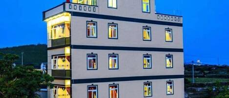 Overnatningsstedets facade – aften/nat