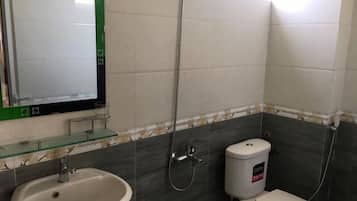 Regadera, amenidades de baño gratuitas, secadora de cabello, pantuflas