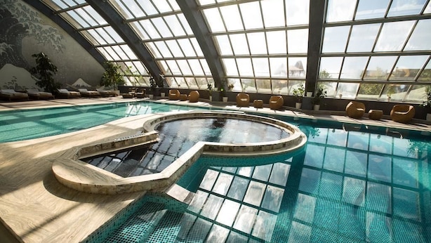 Inomhuspool och utomhuspool
