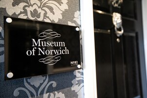 Señal para el Museo de Norwich.
