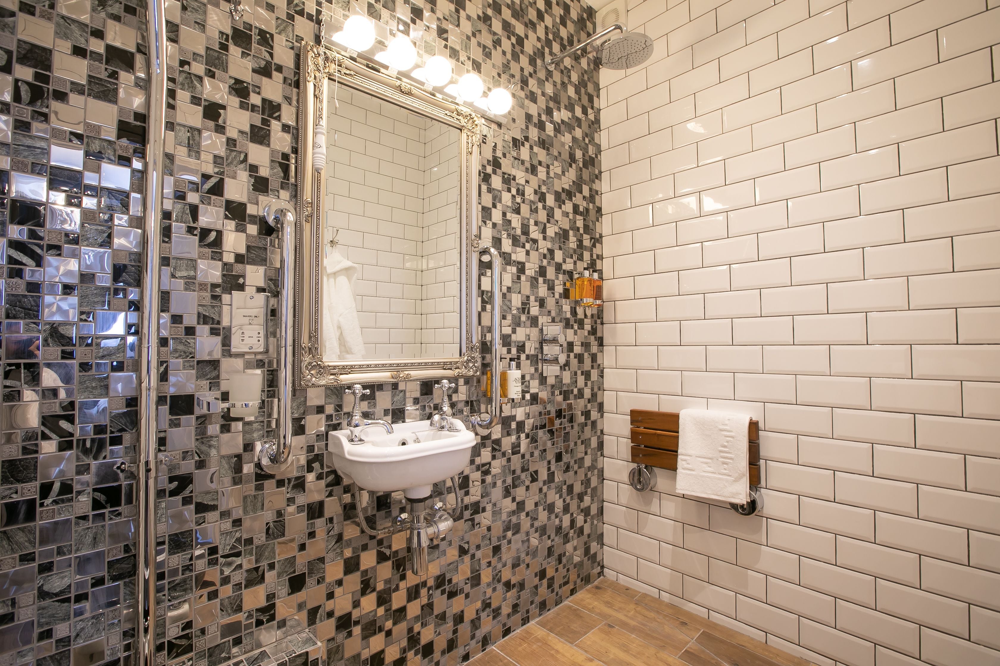 Apartemen Mewah, akses difabel (Earlham Park) | Kamar mandi | Shower, perlengkapan mandi desainer, pengering rambut, dan jubah mandi