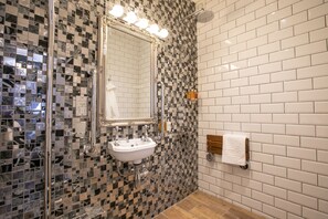 Appartement luxueux, accessible aux personnes à mobilité réduite (Earlham Park) | Salle de bain | Douche, articles de toilette griffés, séchoir à cheveux, peignoirs
