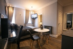 Luxury Apartment, 1 King Bed (The Forum) | Living area