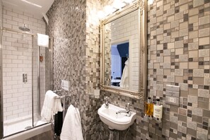 Departamento de lujo, 1 cama King size (Norwich Market Place) | Baño | Regadera, amenidades de baño de diseñador, secadora de cabello, batas