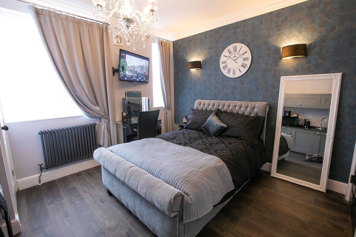 Apartamento de lujo, accesible para personas con discapacidad (Earlham Park) | Zona de estar | Una Smart TV