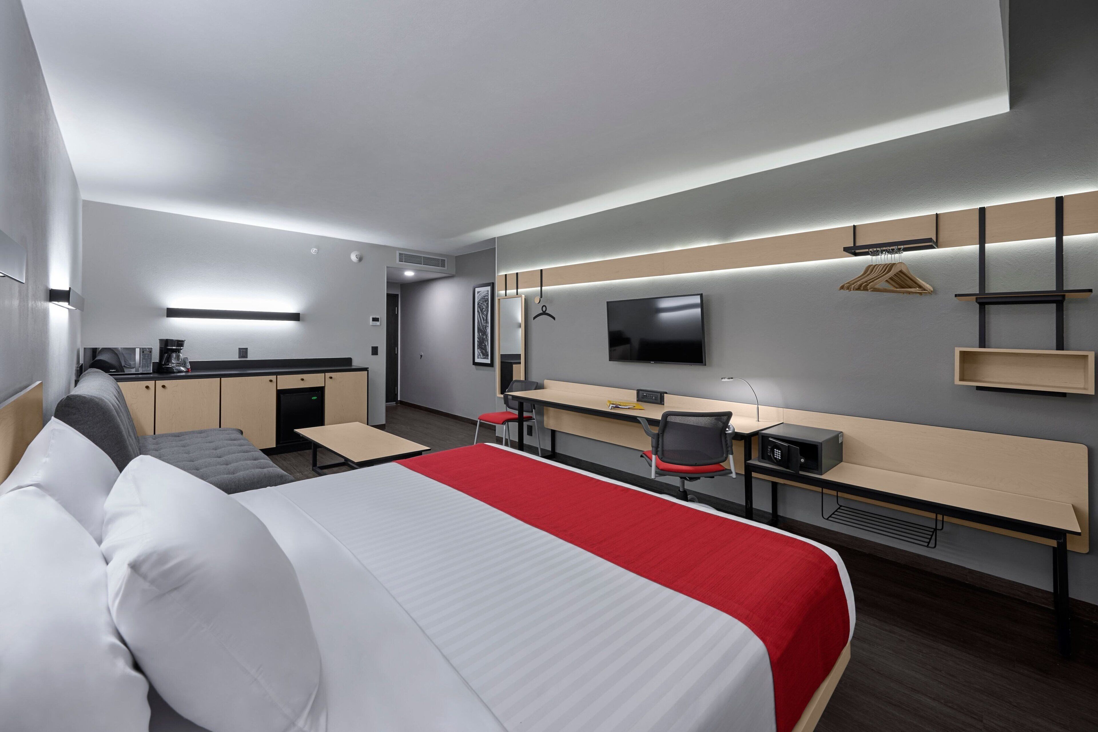 Habitación superior, 1 cama Queen size y sofá cama | Caja de seguridad en la habitación y escritorio 