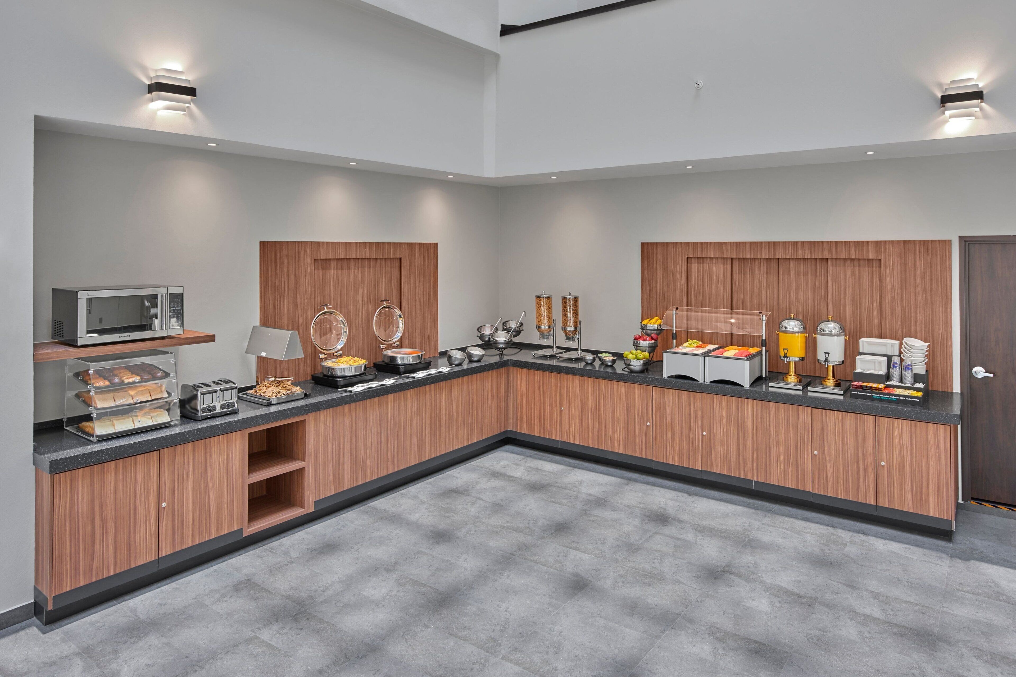 free daily full breakfast