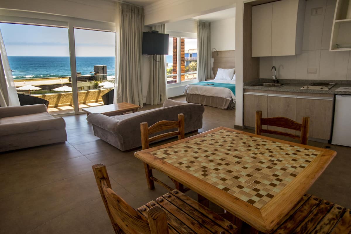 Appartamento Superior, 1 letto queen, vista spiaggia (3 people) | 1 camera, una cassaforte in camera, tende oscuranti, insonorizzazione