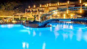 Piscina coperta, piscina all'aperto, lettini