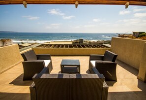 Superior-Apartment, 1 Queen-Bett, Terrasse, Strandblick (4 people) | Terrasse/Patio