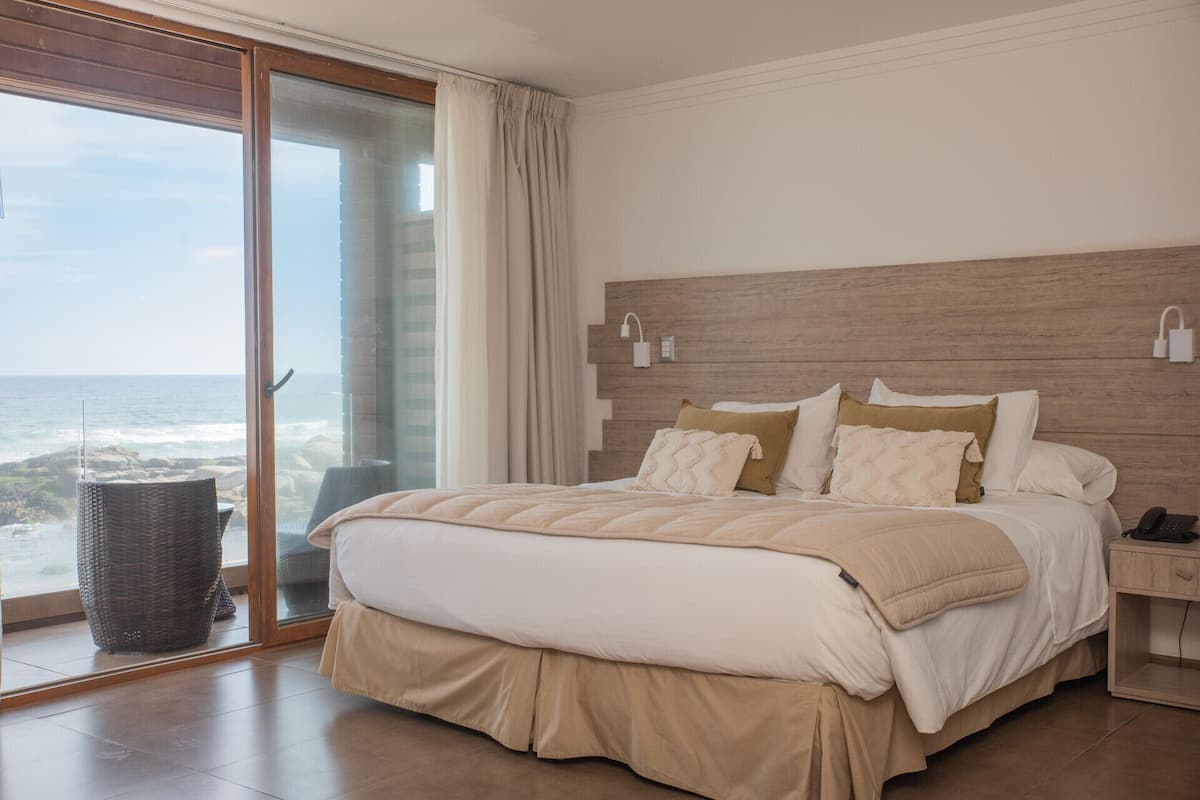 Ropa de cama de alta calidad y caja de seguridad en la habitación