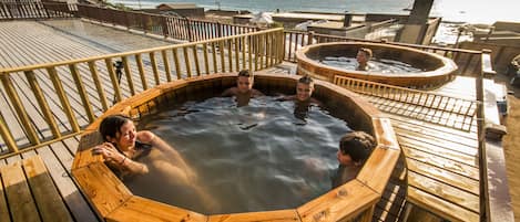 Kolam renang indoor dan kolam renang outdoor, dengan kursi berjemur