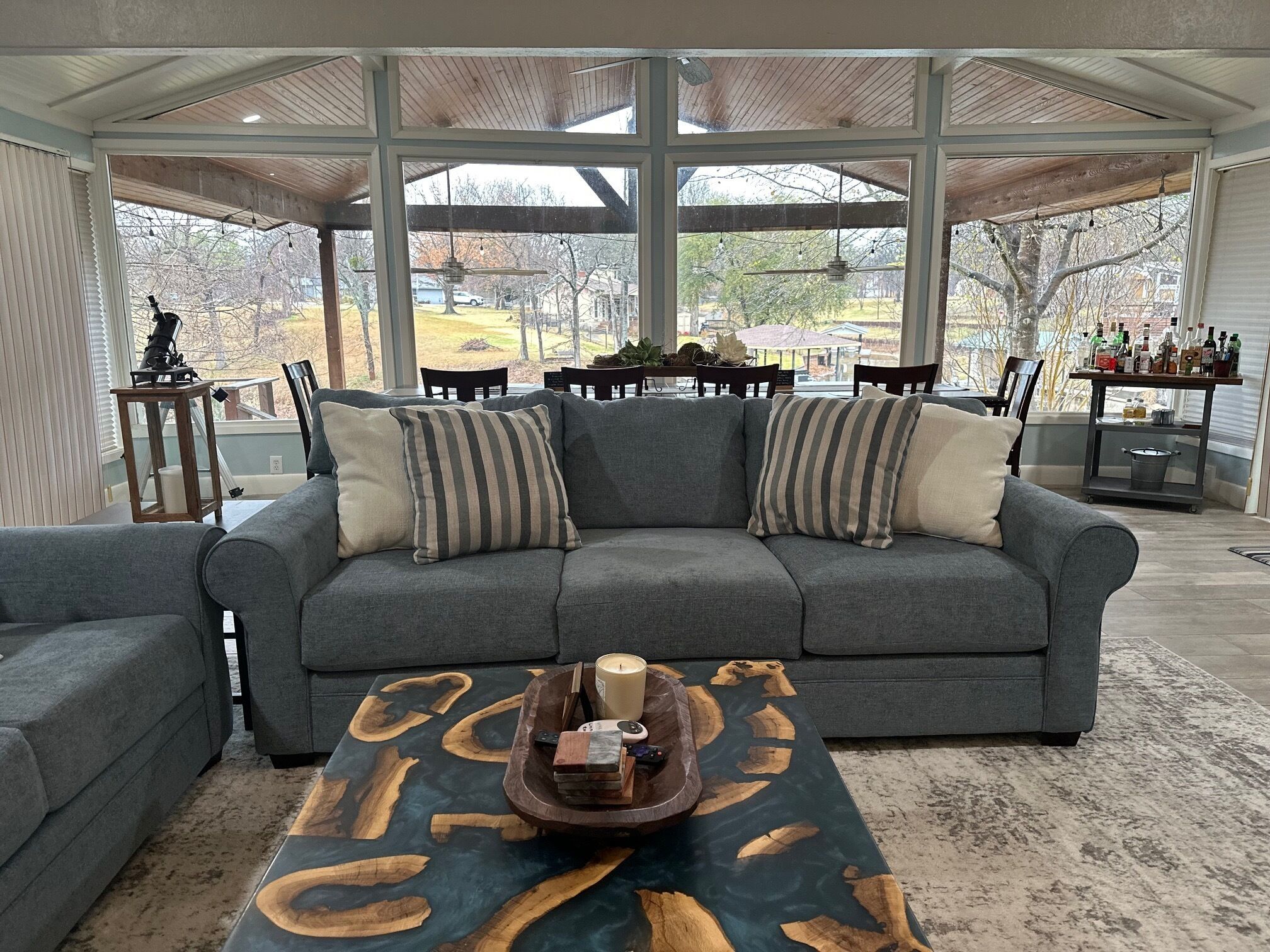 Een televisie, een open haard, een dvd-speler en boeken