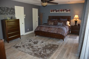 4 bedrooms, in-room safe, iron/ironing board, WiFi - Remodeled Lake Home In Quiet Cove (Tool)