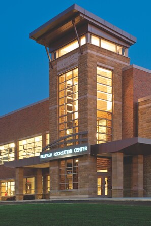 Um edifício com uma placa que diz 'Blue Ash Recreation Center'.