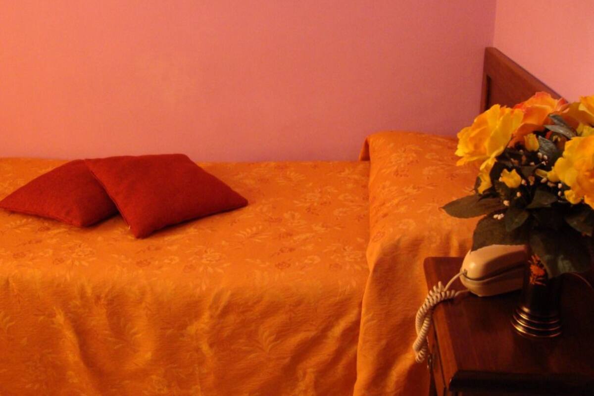 مكتب وستائر تعتيم وتجهيزات عازلة للصوت وواي فاي مجانًا