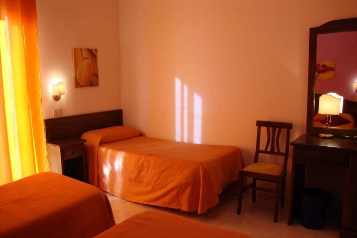 Triple Room | Desk, blackout curtains, soundproofing, free WiFi