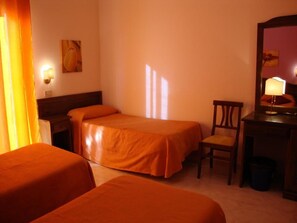 Chambre triple | Bureau, rideaux d’obscurcissement, système d’insonorisation