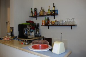 Desayuno continental (EUR 3 por persona) 