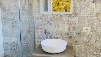 Ducha, artículos de tocador gratuitos, secador de pelo, batas