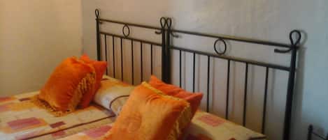 Habitación con 1 cama matrimonial o 2 individuales | Ropa de cama de alta calidad, edredón y camas con efecto memoria