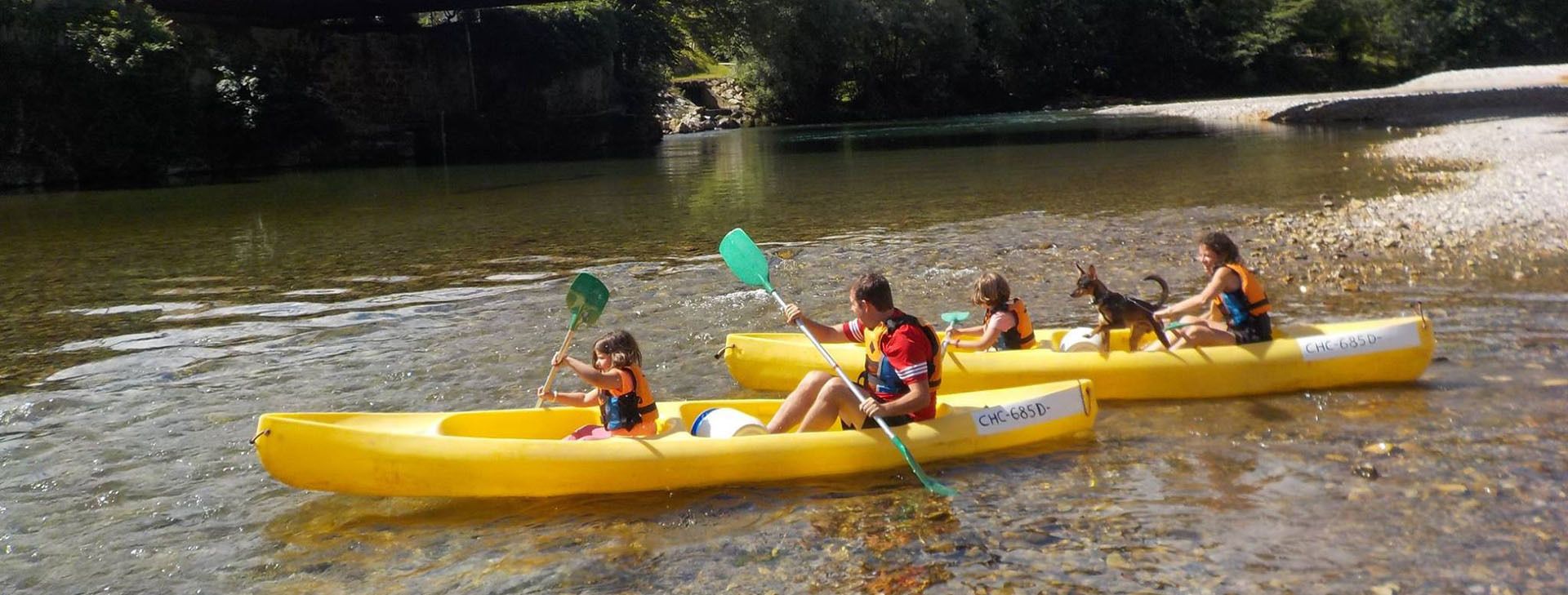 Personas haciendo kayak en un río.