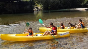 Personas haciendo kayak en un río.