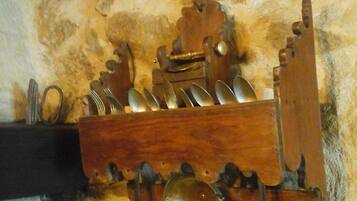 Un porte-cuillères en bois sur lequel sont accrochées plusieurs cuillères.