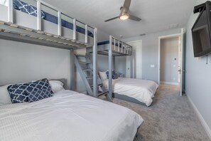 4 bedrooms, iron/ironing board, free WiFi, bed sheets - Brand New Home Near Disney Area-Sleeps 14 Guest (Davenport)