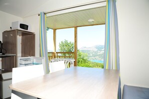 Mobile Classic-Unterkunft (Plus) | Eigene Küche | Kühlschrank, Mikrowelle, Herdplatte, Kochgeschirr/Geschirr/Besteck