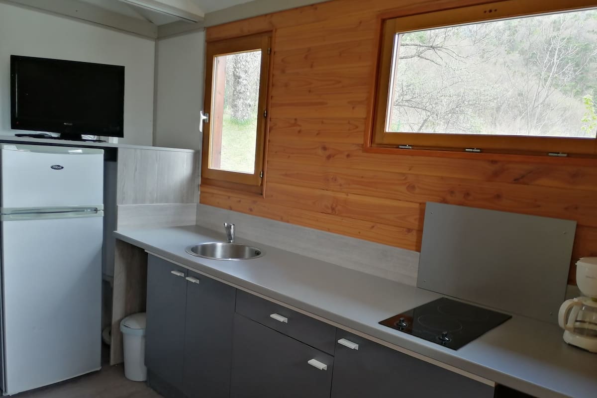 Refrigerador, microondas, parrilla de estufa y utensilios de cocina
