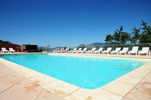 Piscine extérieure, chaises longues