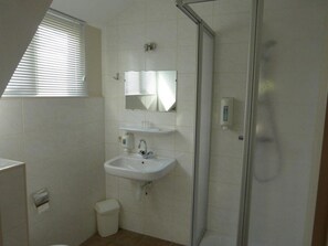 Shower, free toiletries, hair dryer, towels - Hotel Brasserie Oud Maren (Maren-Kessel)