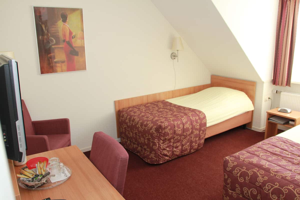 Chambre avec lits jumeaux | Bureau, rideaux occultants, Wi-Fi gratuit, draps fournis