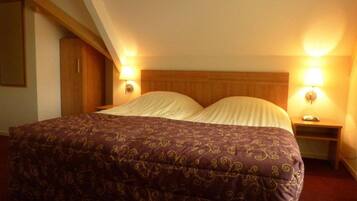 Een bureau, verduisterende gordijnen, gratis wifi, beddengoed